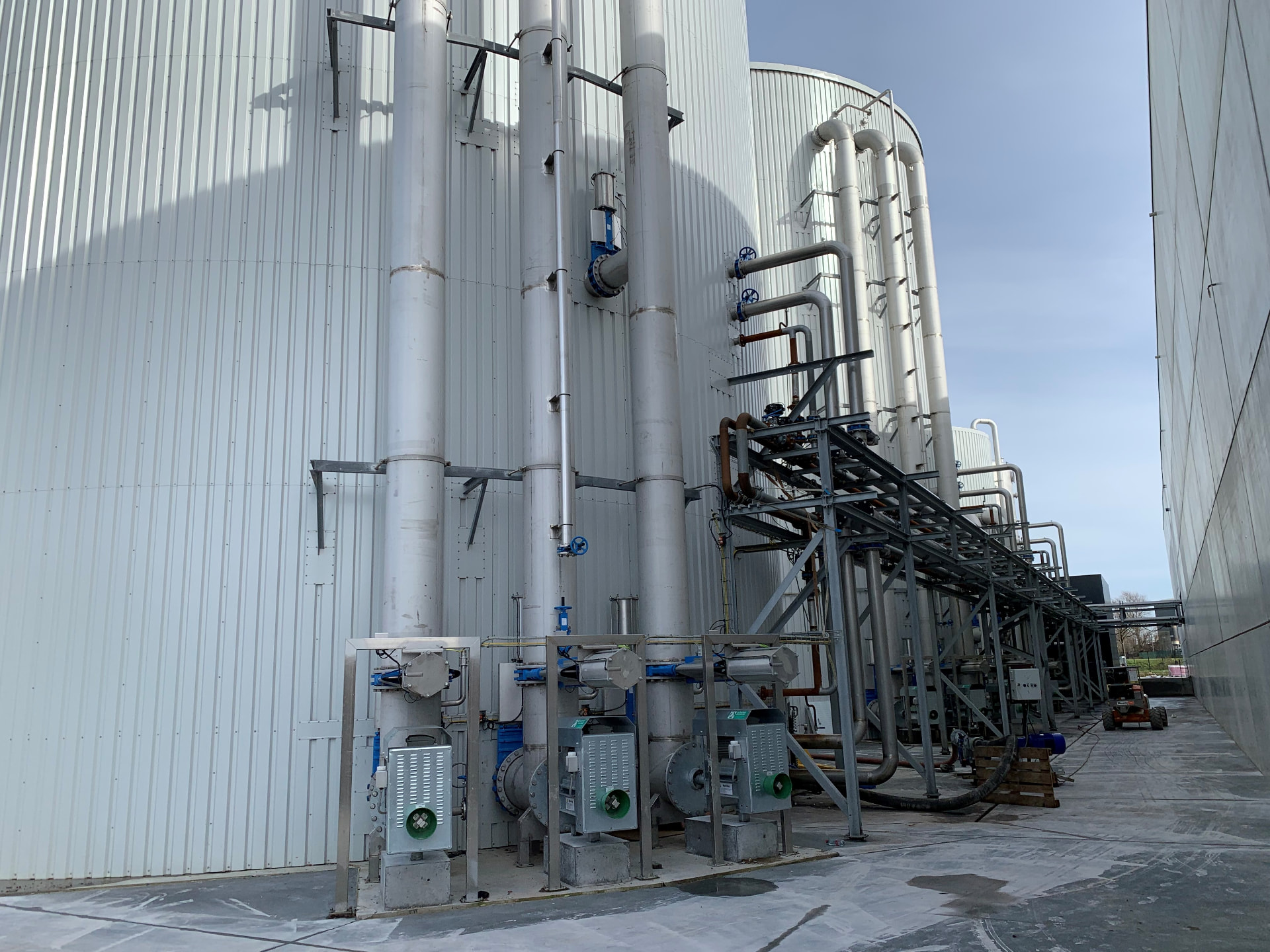 Vergistingstanks met RVS stijgleidingen, leidingbrug en pompmodules bij BioBlue in Ieper