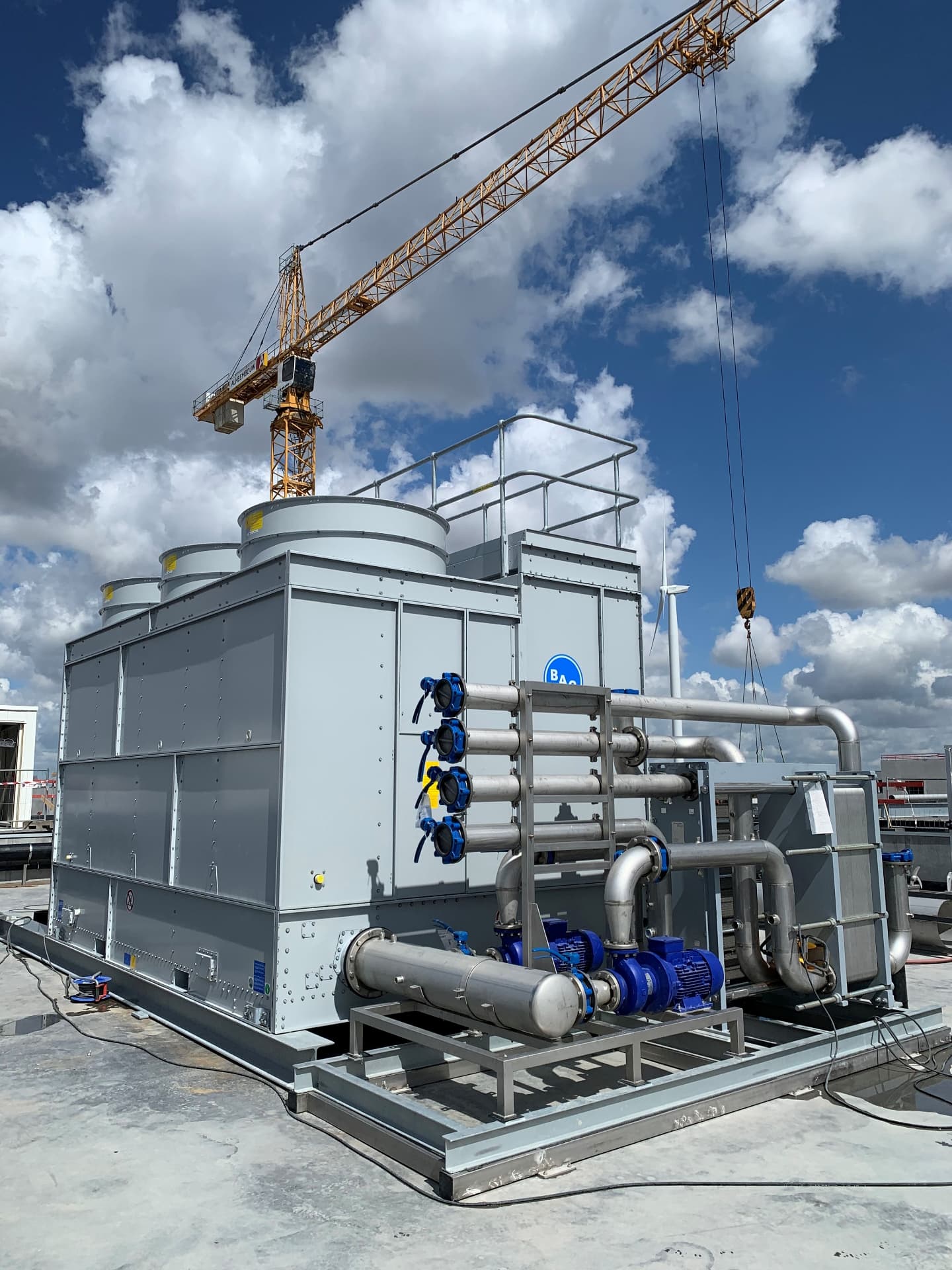 RVS skid met pompgroep geplaatst naast de koeltoren bij Aviko