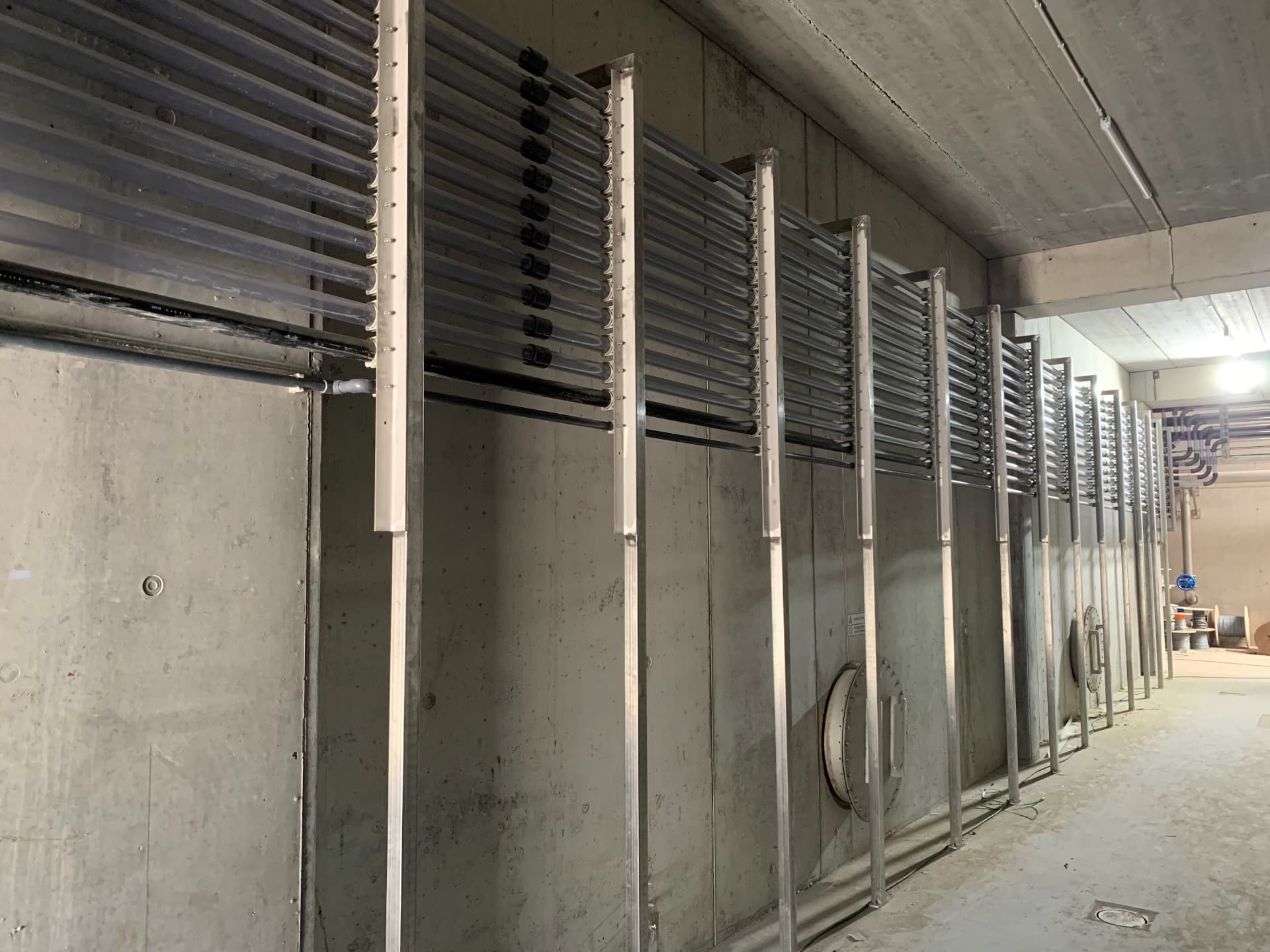 Zevenbeluchters op RVS frames in de wand van het bassin bij Aviko