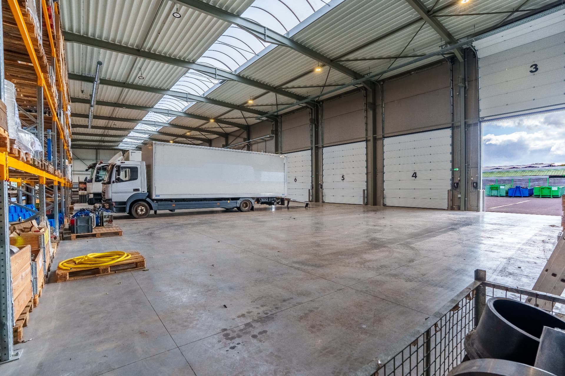 Loods van Vewaco met vrachtwagen en rolbruggen