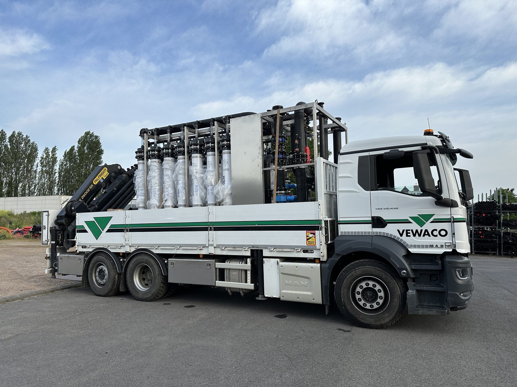 Vewaco vrachtwagen met aanhangwagen geladen met PE-leidingen