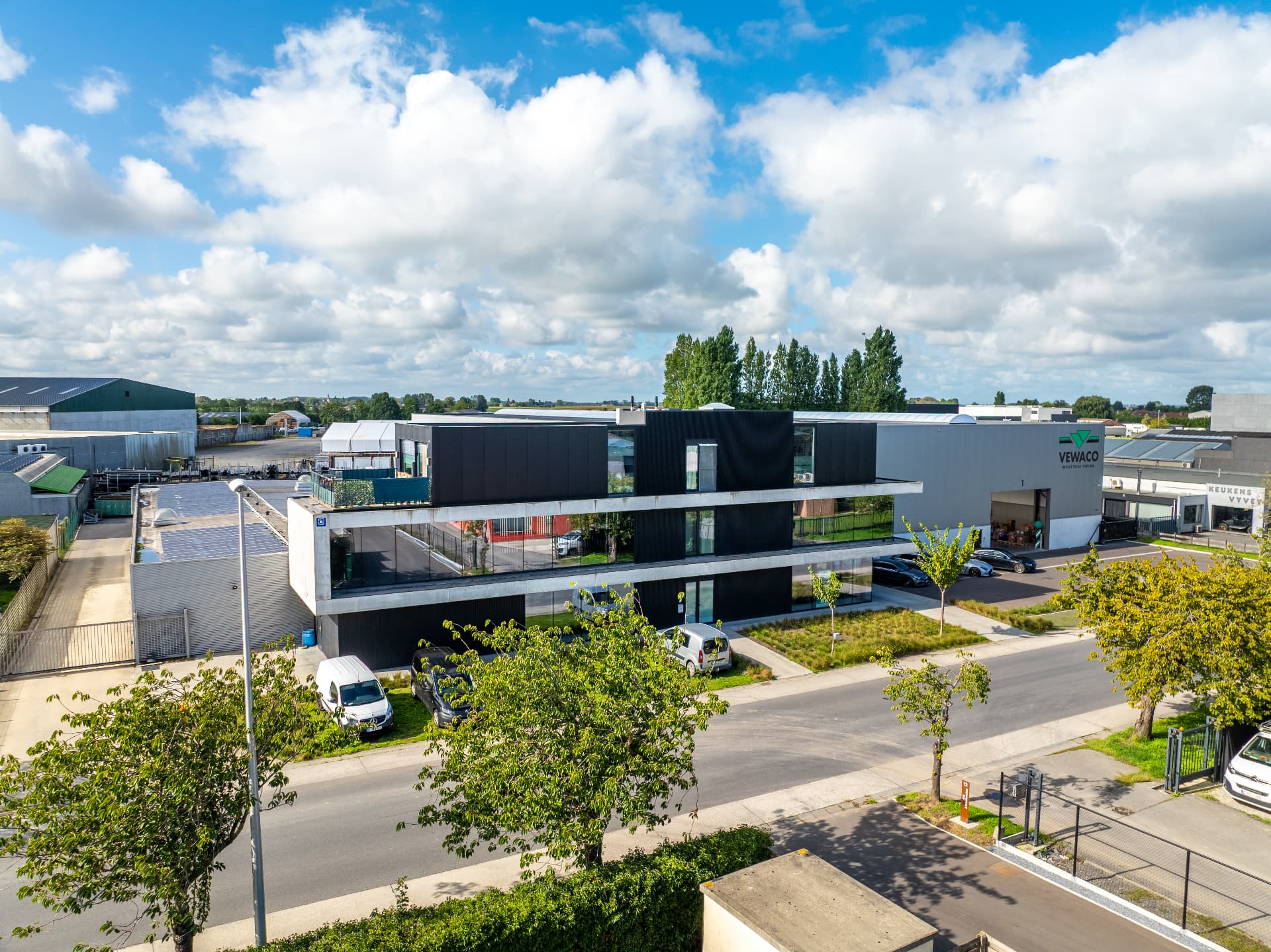 Moderne kantoren van Vewaco in Gistel