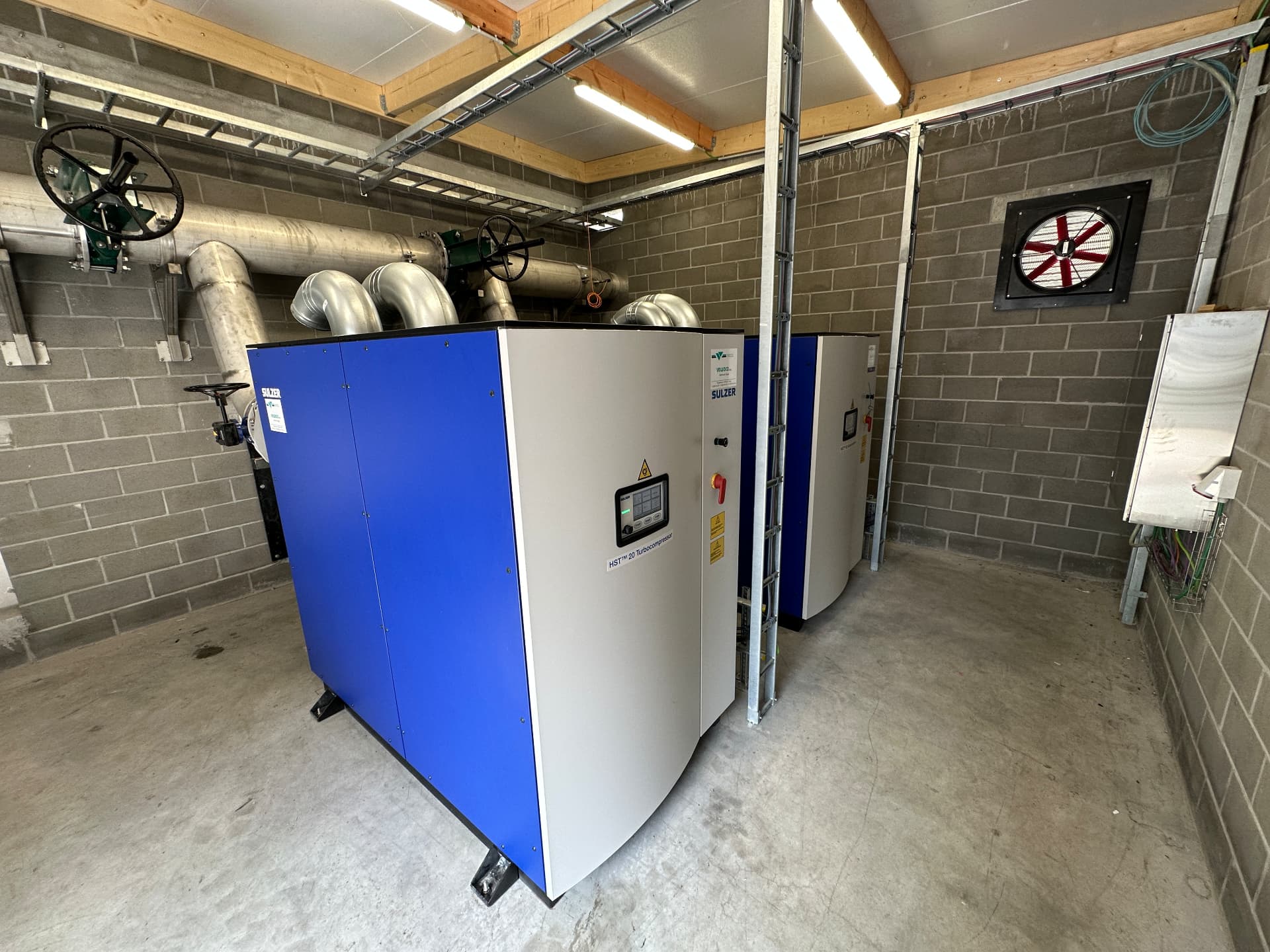 Twee Sulzer HST 20 turbocompressoren in een compressorlokaal
