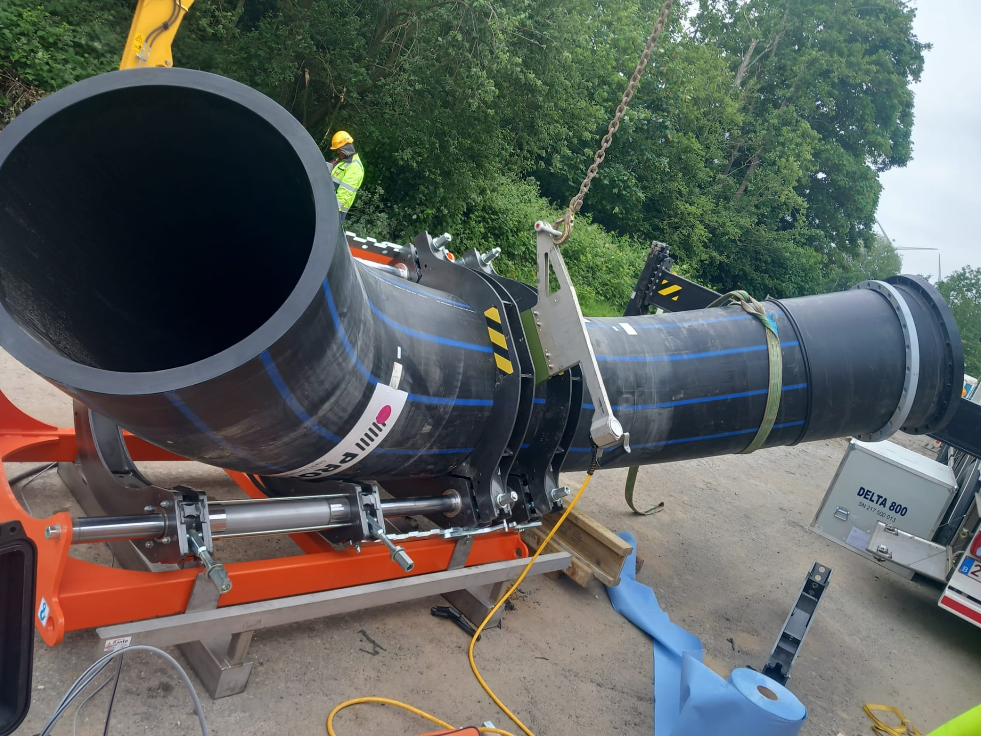 Grote PE bocht machinaal gestuiklast op de werf