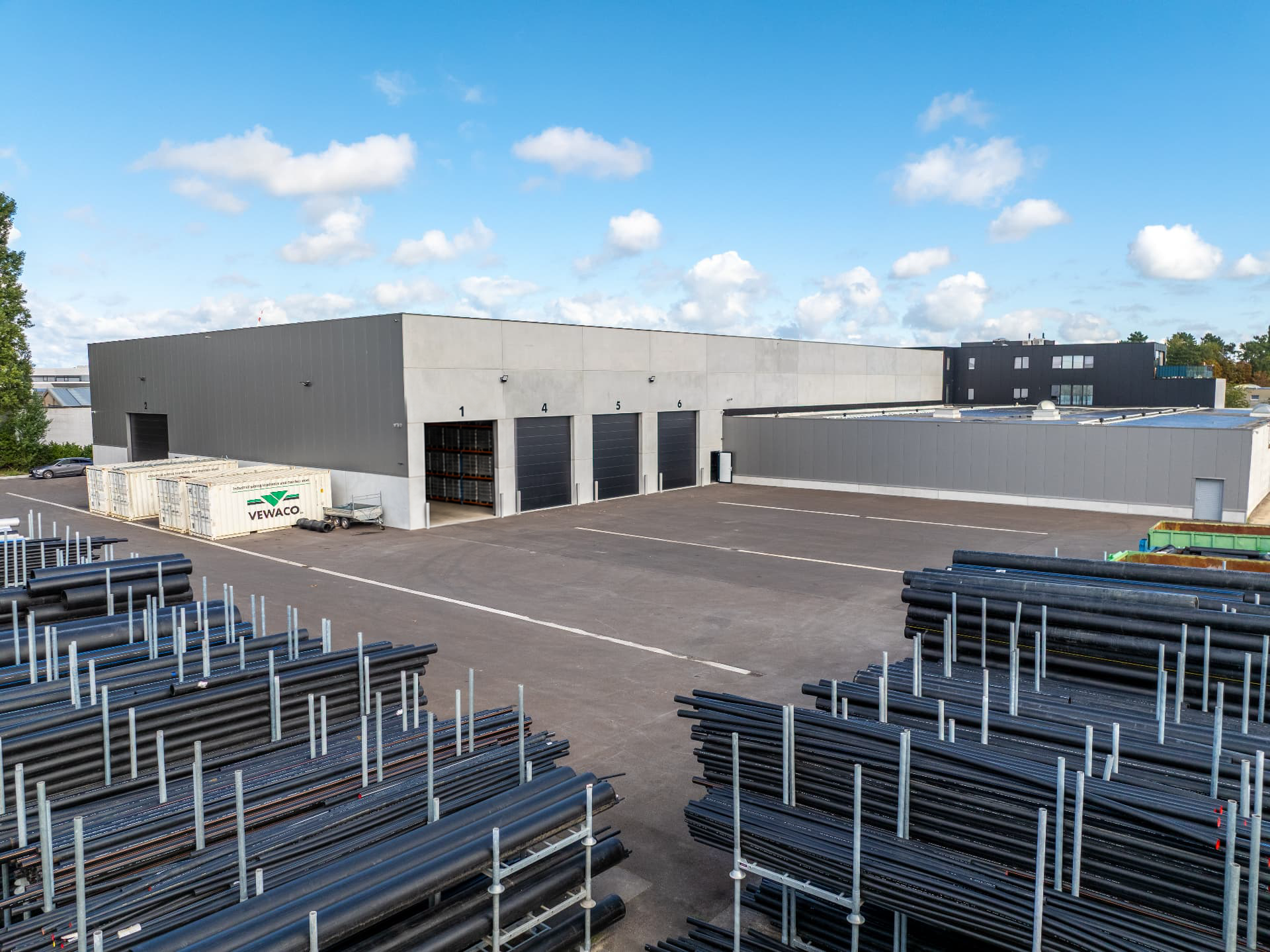 Stock van PE-leidingen langs het bedrijfsvlak van Vewaco