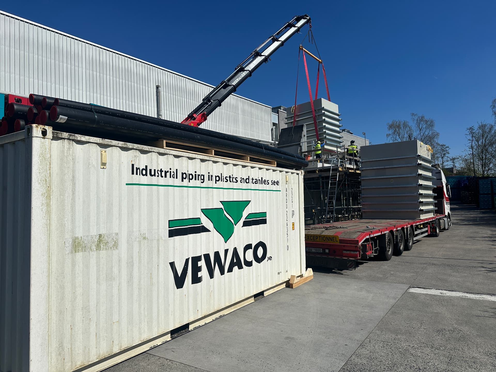 Vewaco containerinstallatie met PE-leidingen, met kraan geplaatst op de werf