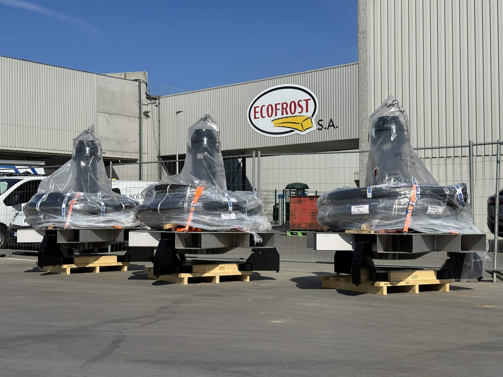 Drie verpakte Sulzer beluchters op RVS frames klaar voor levering bij Ecofrost