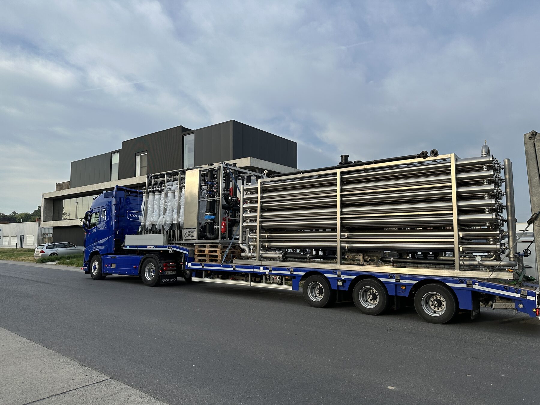 Geprefabriceerde skids en piping in de loods van Vewaco