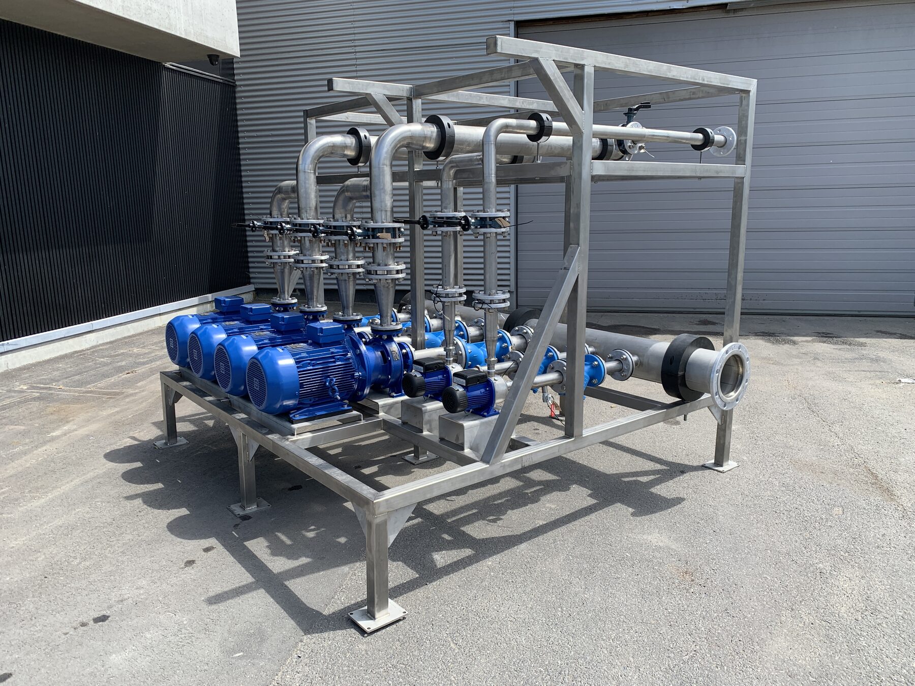 Geprefabriceerde skids en piping in de loods van Vewaco