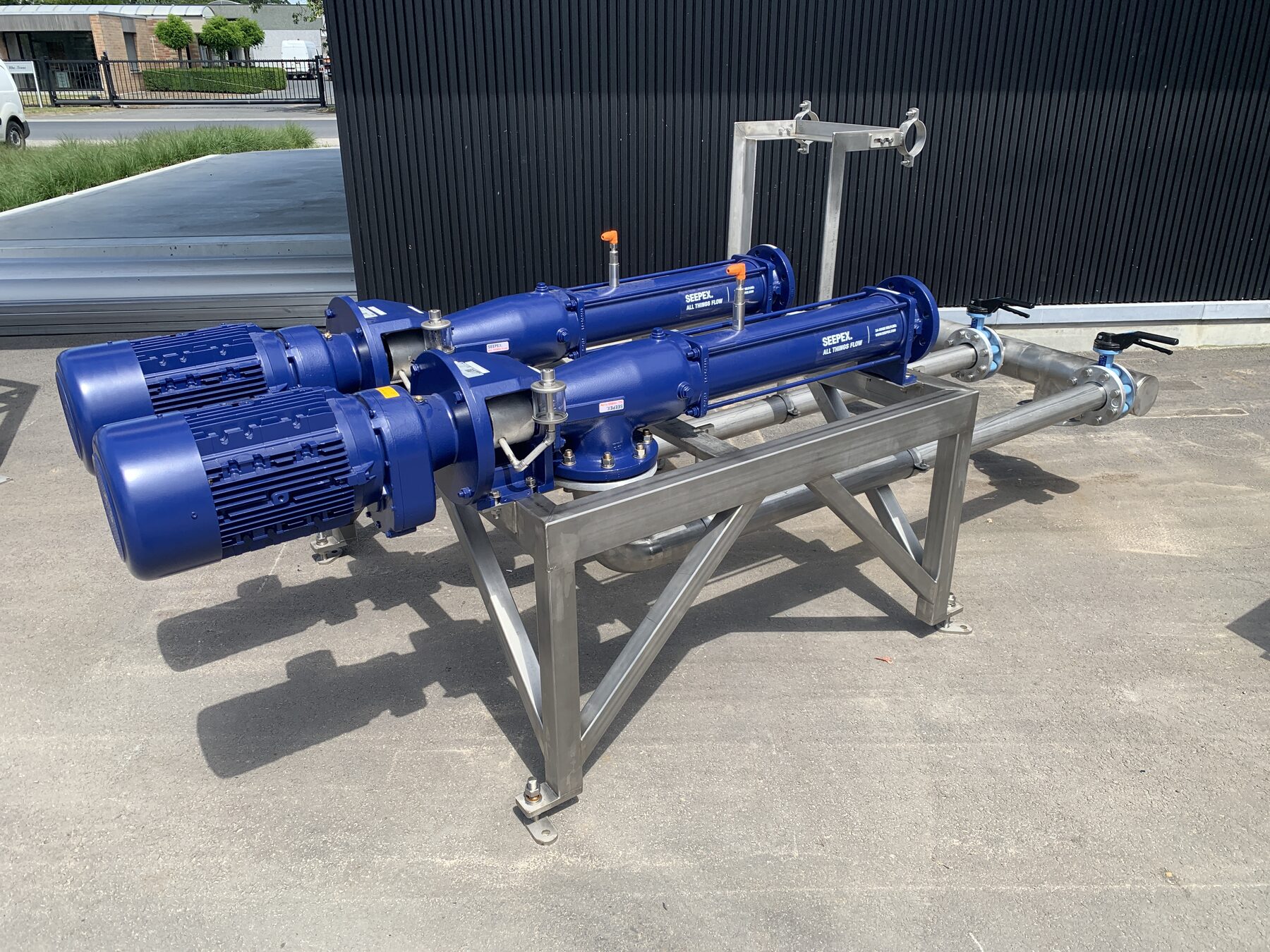 Geprefabriceerde skids en piping in de loods van Vewaco