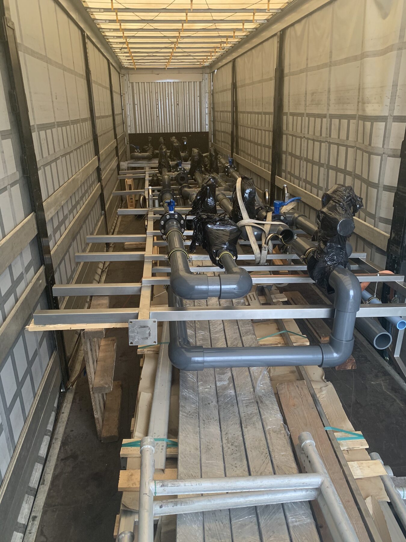 Geprefabriceerde skids en piping in de loods van Vewaco