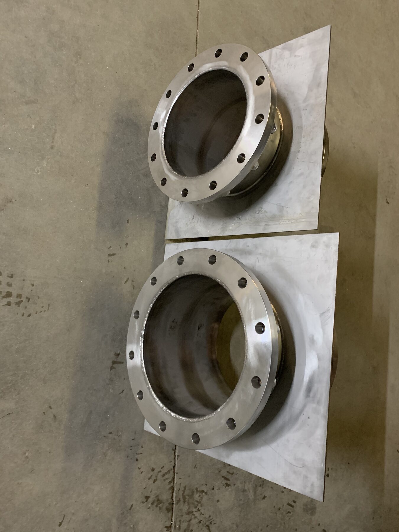 Geprefabriceerde skids en piping in de loods van Vewaco