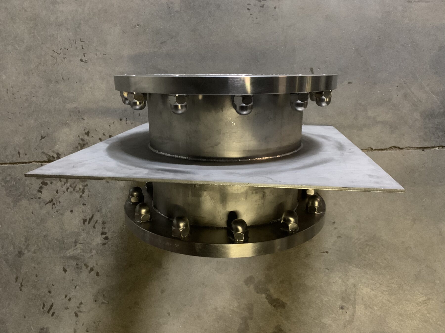 Geprefabriceerde skids en piping in de loods van Vewaco