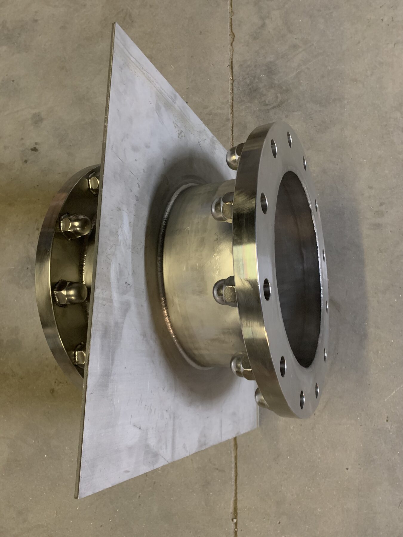 Geprefabriceerde skids en piping in de loods van Vewaco