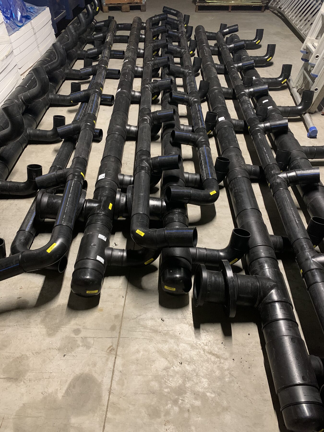 Geprefabriceerde skids en piping in de loods van Vewaco