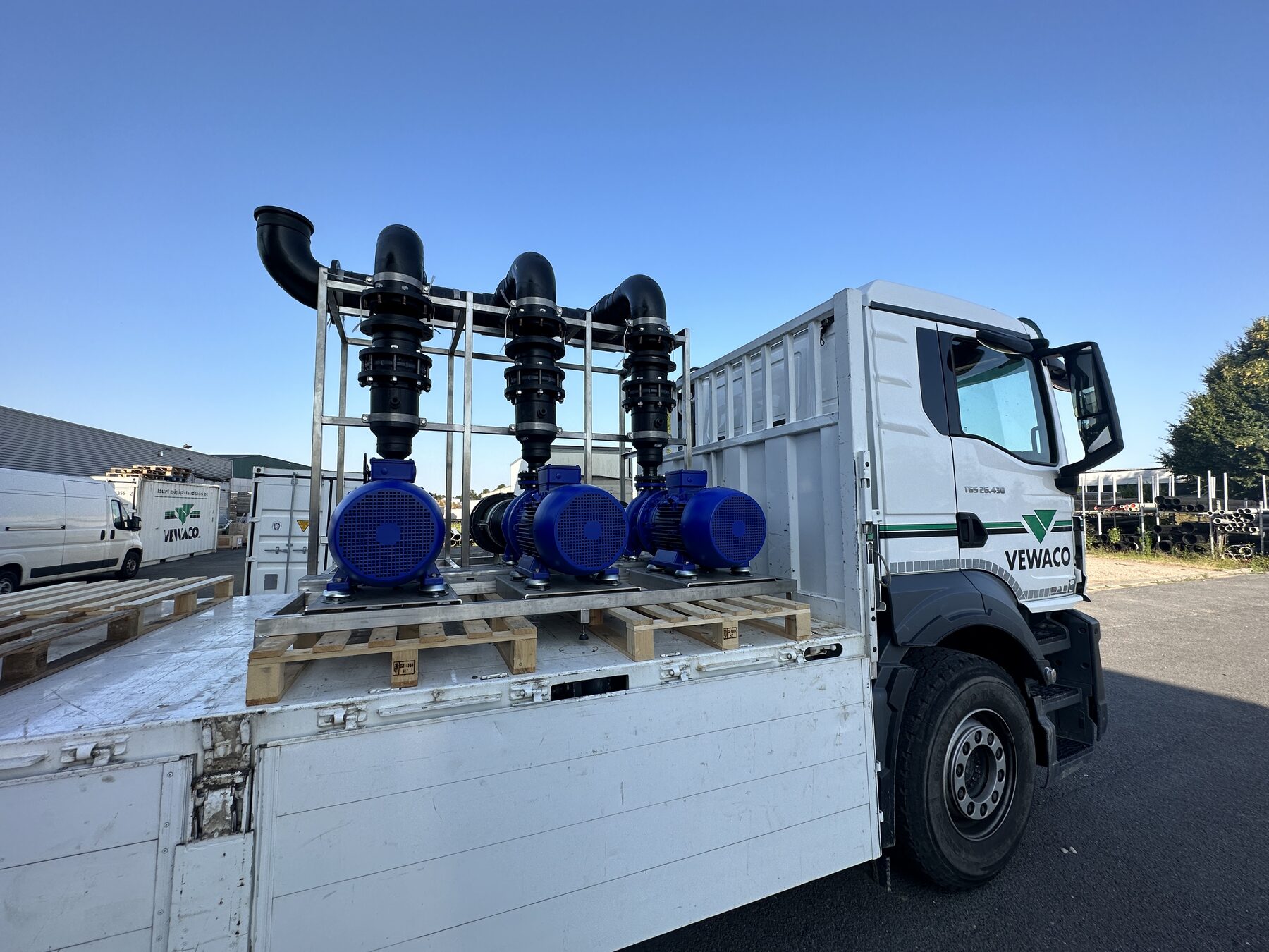 Geprefabriceerde skids en piping in de loods van Vewaco