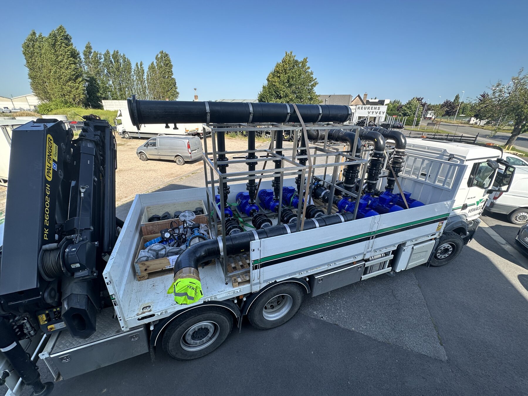 Geprefabriceerde skids en piping in de loods van Vewaco