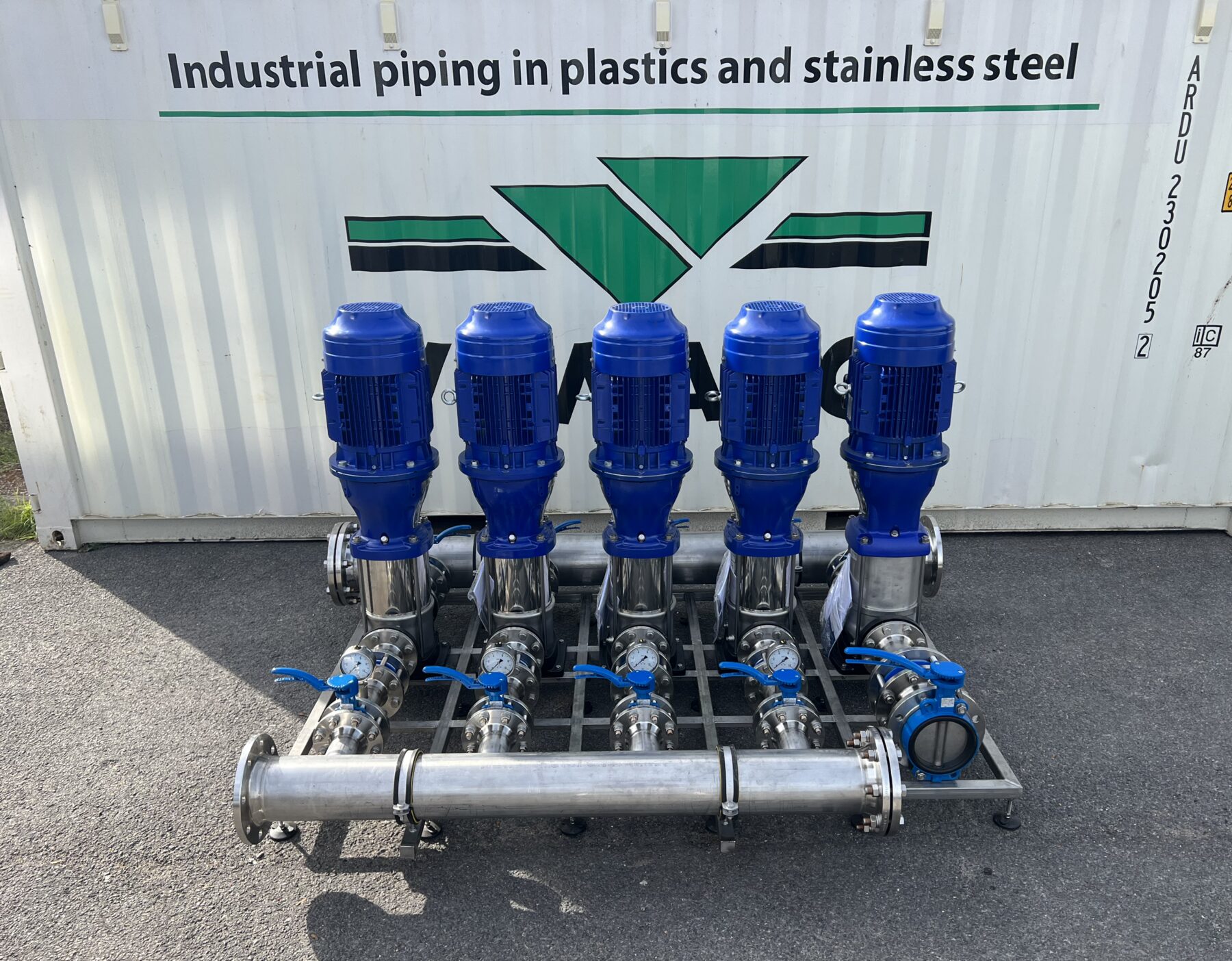 Geprefabriceerde skids en piping in de loods van Vewaco