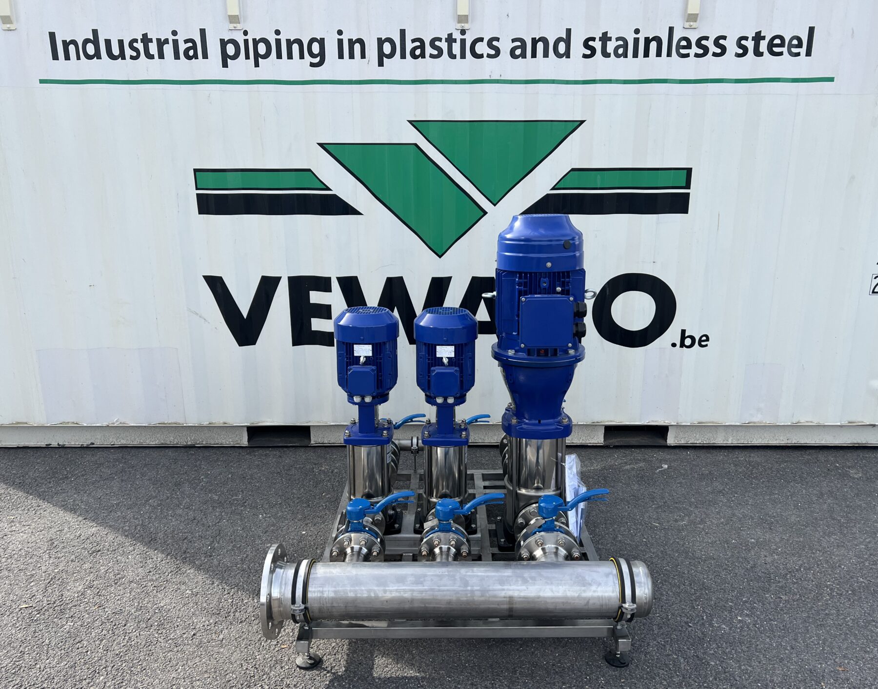 Geprefabriceerde skids en piping in de loods van Vewaco