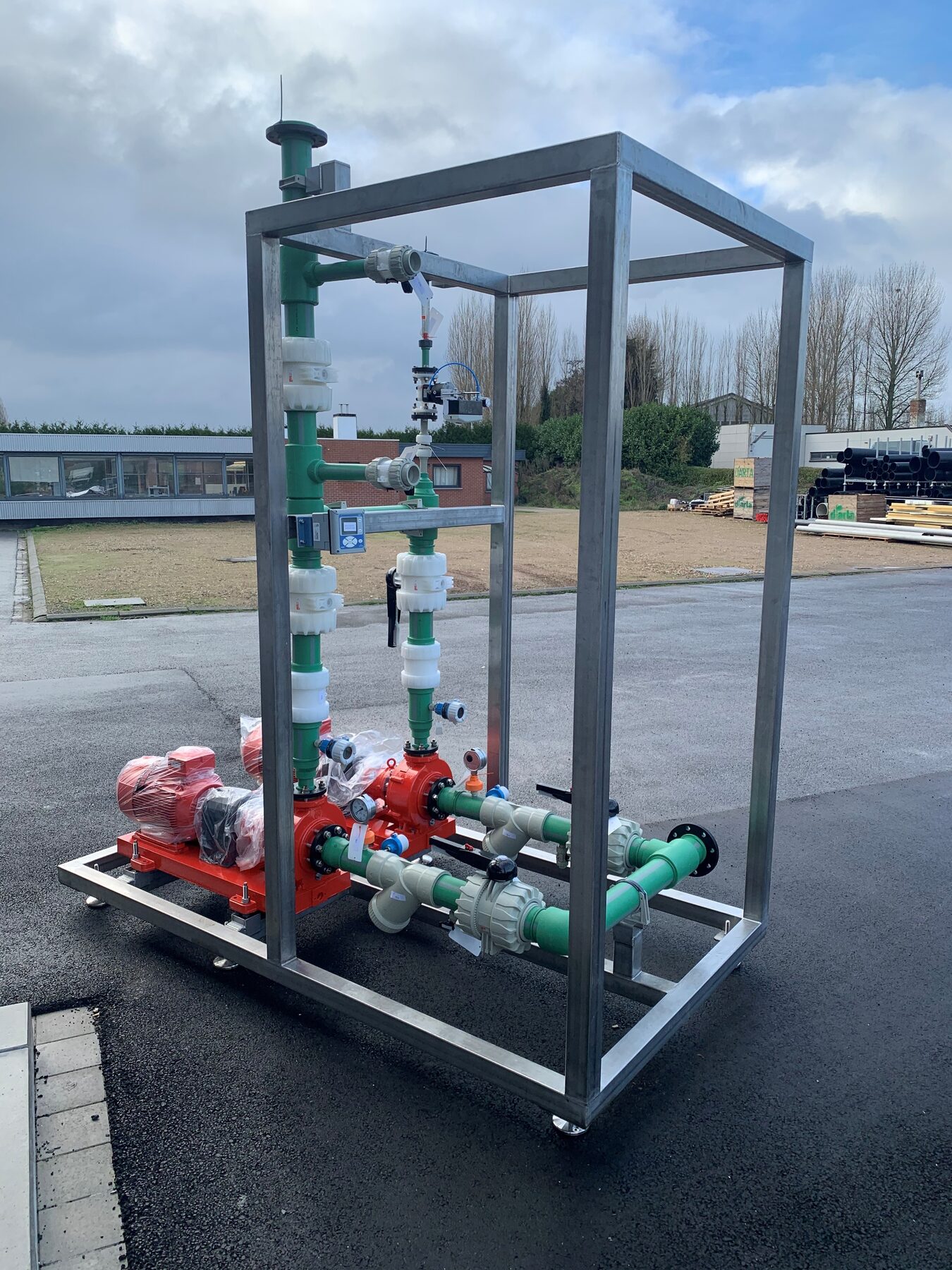 Geprefabriceerde skids en piping in de loods van Vewaco